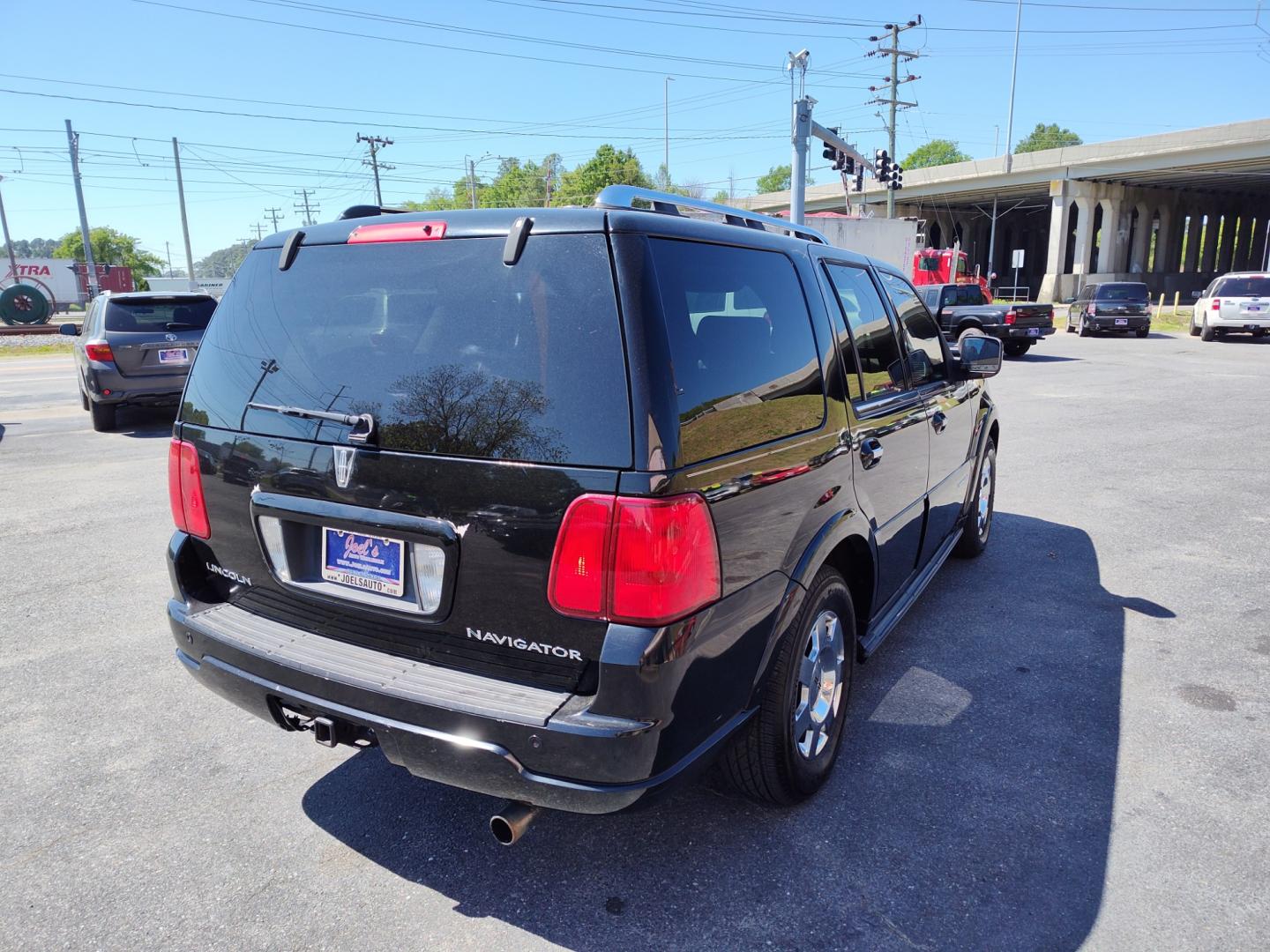 2006 Black /tan Lincoln Navigator 4WD Luxury (5LMFU28546L) with an 5.4L V8 SOHC 24V engine, 6-Speed Automatic Overdrive transmission, located at 5700 Curlew Drive, Norfolk, VA, 23502, (757) 455-6330, 36.841885, -76.209412 - Photo#14